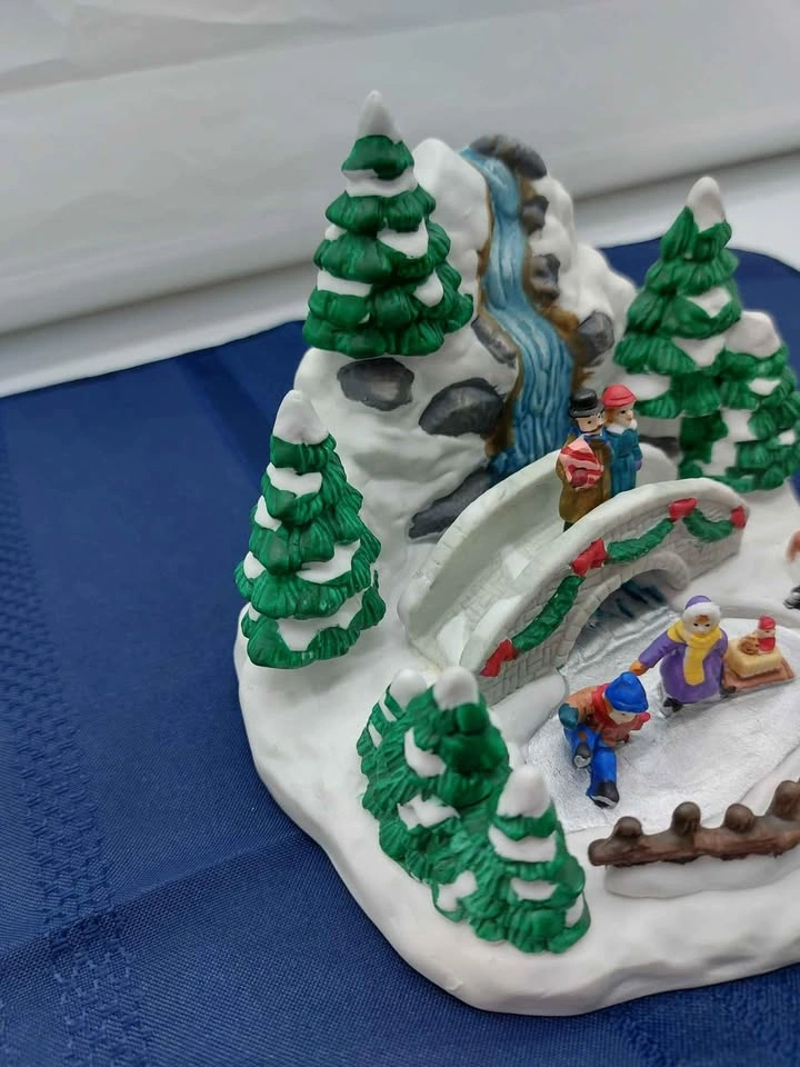 Christmas Village Porcelain Display Figurine - photo 3