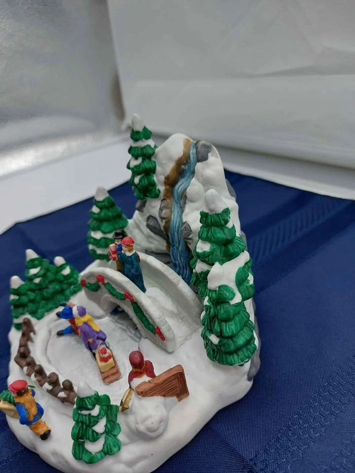 Christmas Village Porcelain Display Figurine - photo 4