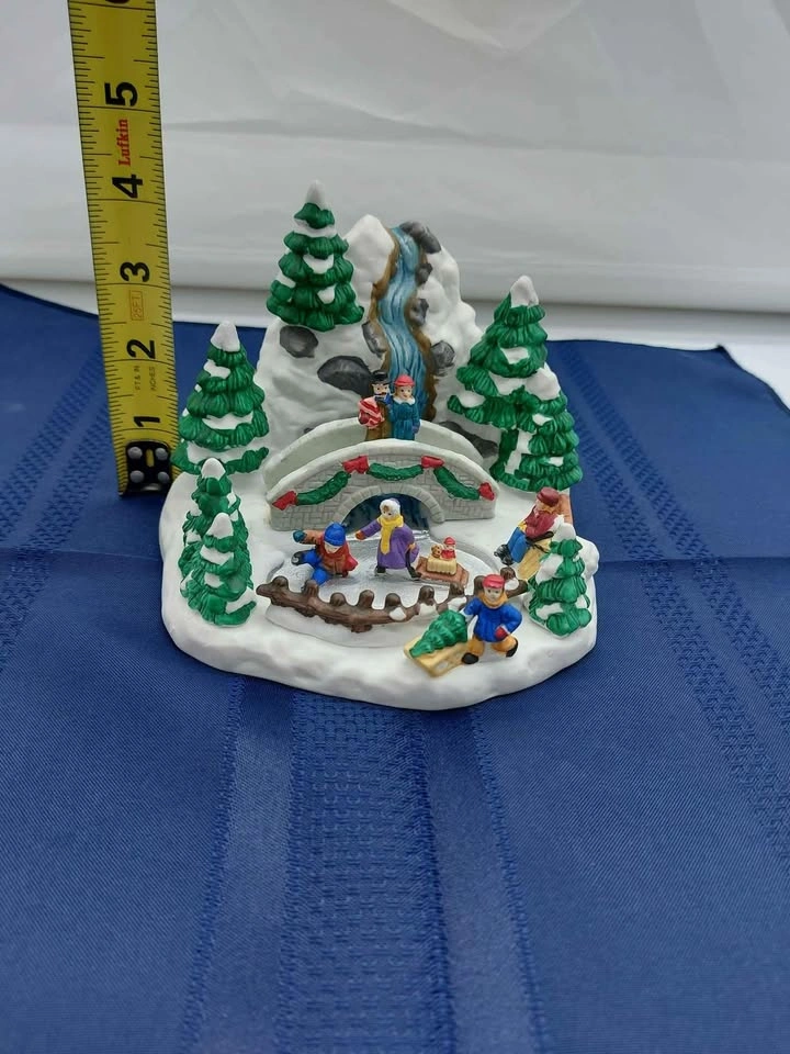Christmas Village Porcelain Display Figurine - photo 5