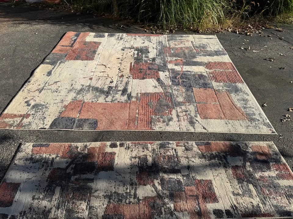 Large area rug (8’x10’) $50, runner (26” x 88”) $20 - photo 4