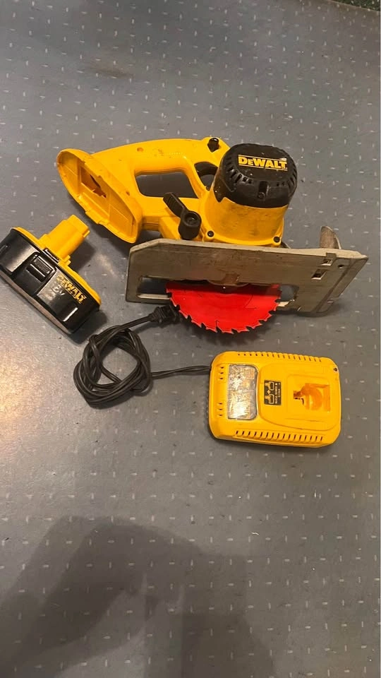 FOR SALE DEWALT CIRCULAR SAW - photo 2