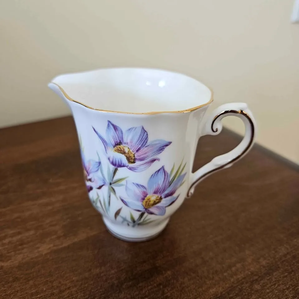 Royal Grafton cake plate, creamer and sugar bowl image indicator(4)