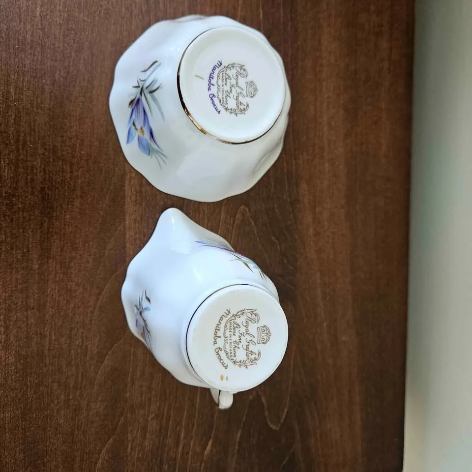 Royal Grafton cake plate, creamer and sugar bowl image indicator(7)