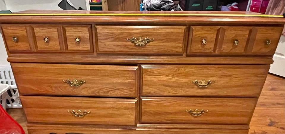 Traditional Oak Finish 7-Drawer Dresser