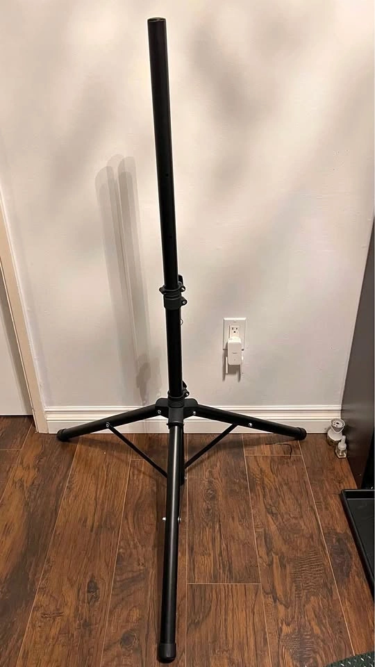 1 new speaker stand