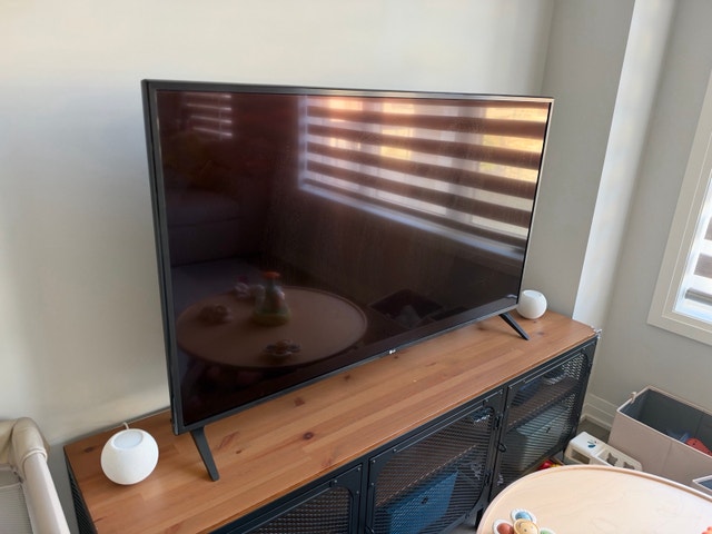 LG UHD TV 49”UN70