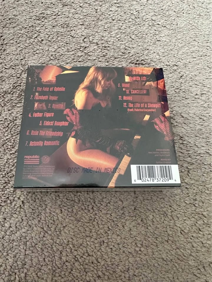 Taylor Swift Life of a Showgirl Deluxe CD Set Mint Condition - photo 2