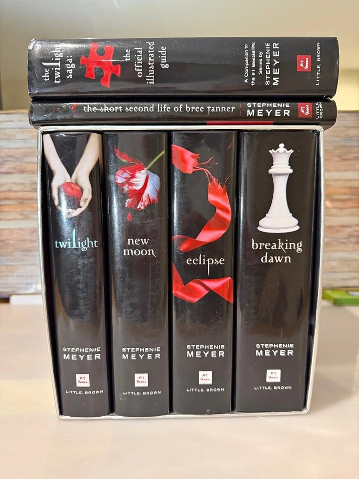 Complete Twilight Saga Box Set + Illustrated Guide + Bree Tanner