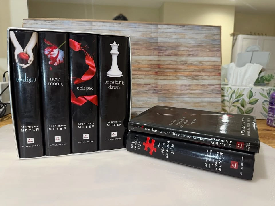 Complete Twilight Saga Box Set + Illustrated Guide + Bree Tanner - photo 2