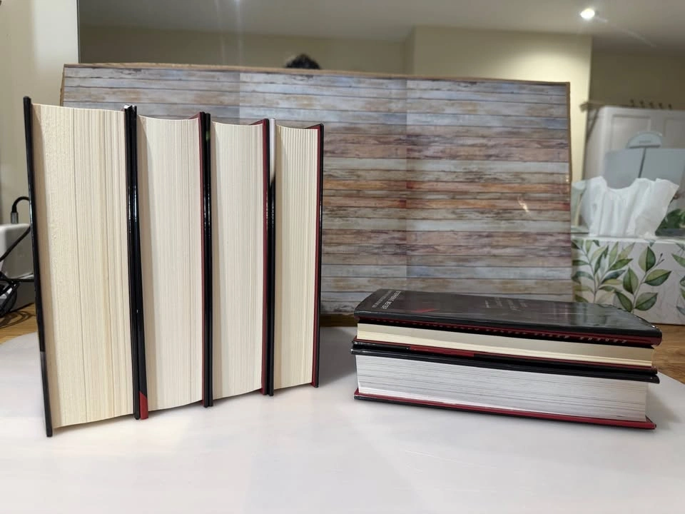 Complete Twilight Saga Box Set + Illustrated Guide + Bree Tanner - photo 3