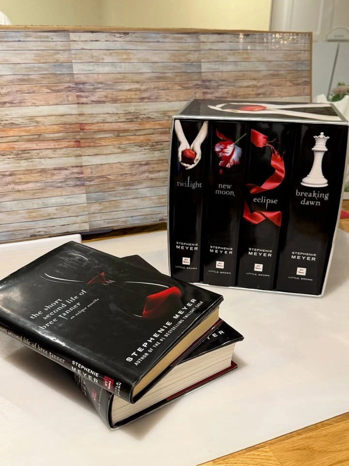 Complete Twilight Saga Box Set + Illustrated Guide + Bree Tanner - photo 5