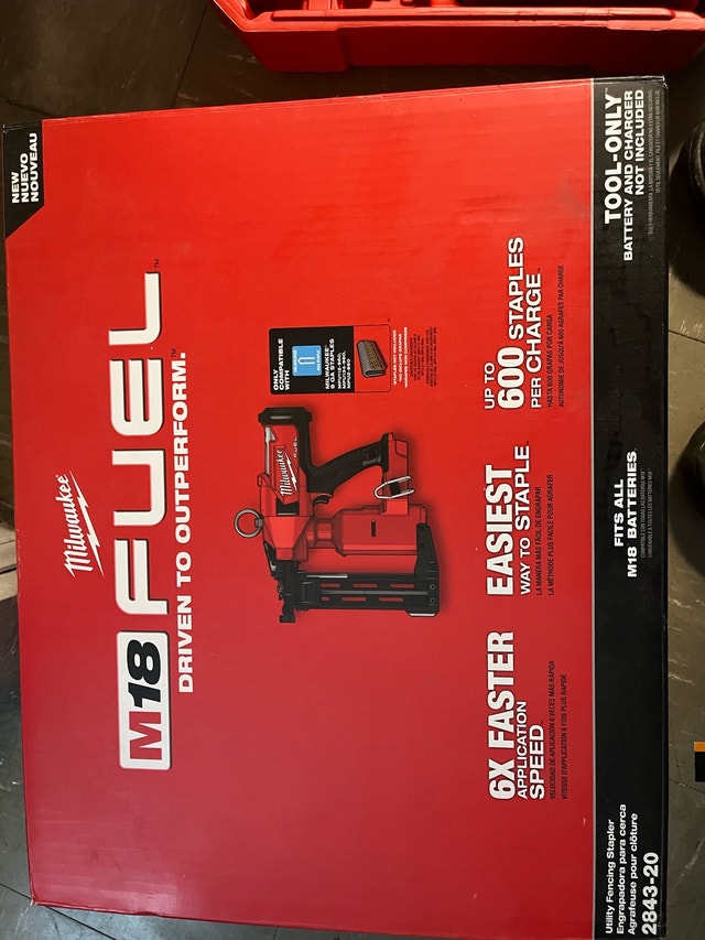 Milwaukee M18 Fuel Utility Fencing Stapler