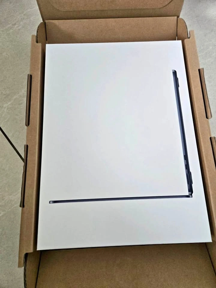 Brand New Sealed Apple MacBook Air M5 13” - Midnight