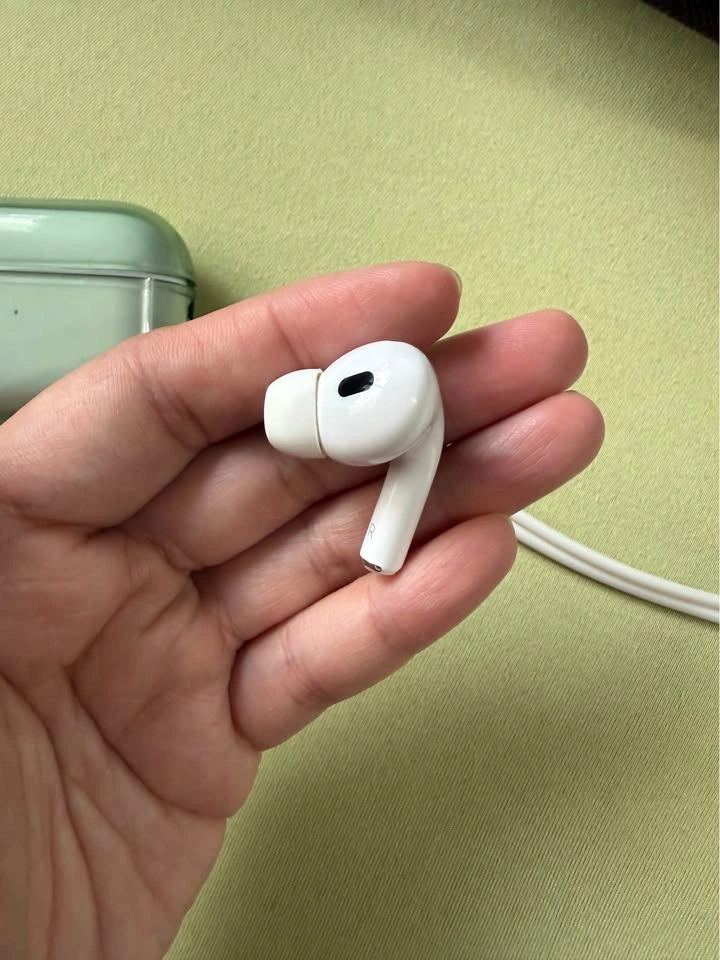 Apple AirPods Pro 2nd Gen USB-C – One Earbud Only + Case - photo 2