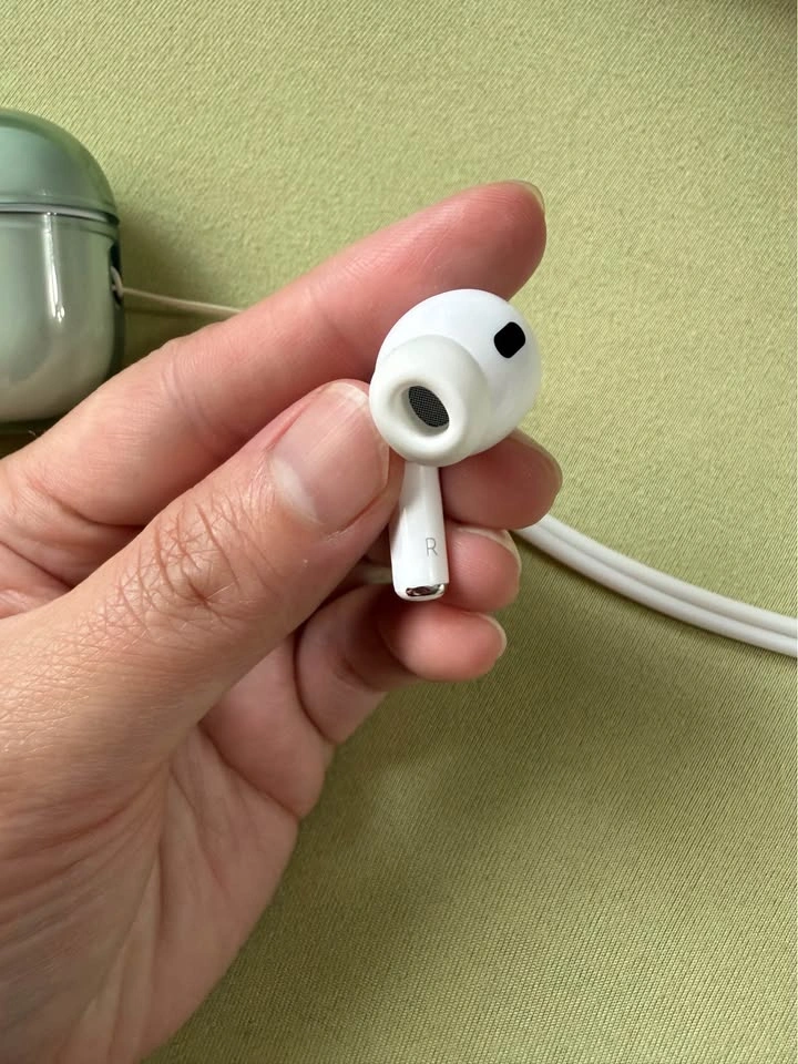 Apple AirPods Pro 2nd Gen USB-C – One Earbud Only + Case - photo 3