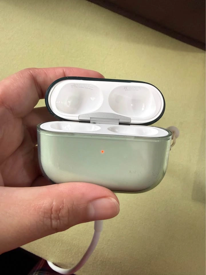 Apple AirPods Pro 2nd Gen USB-C – One Earbud Only + Case - photo 4