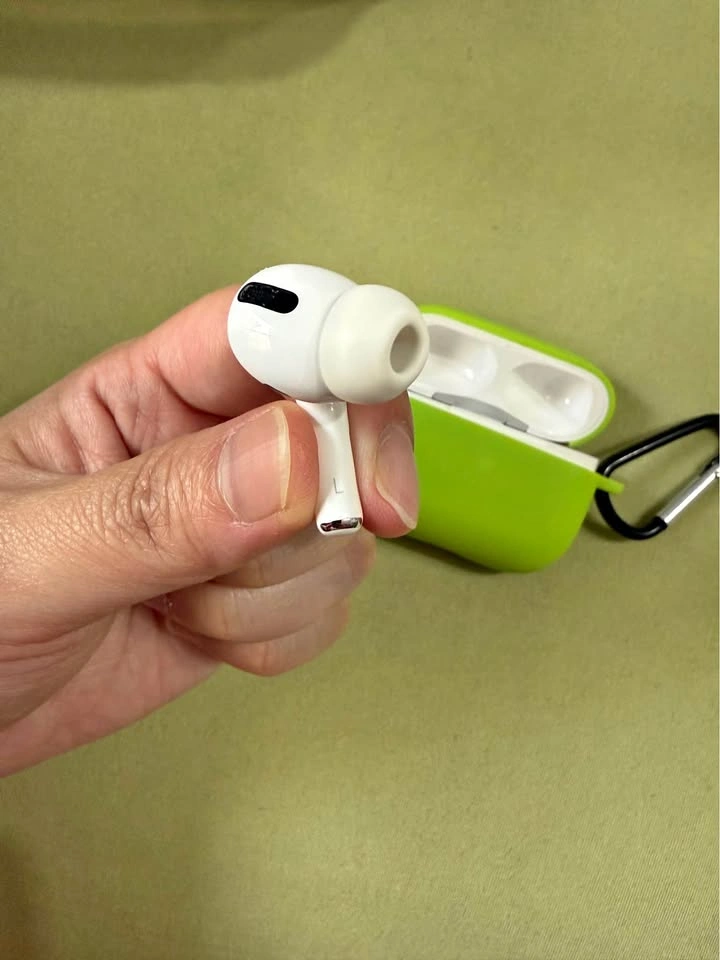 Apple AirPods Pro 1st Gen – Left Earbud + Charging Case