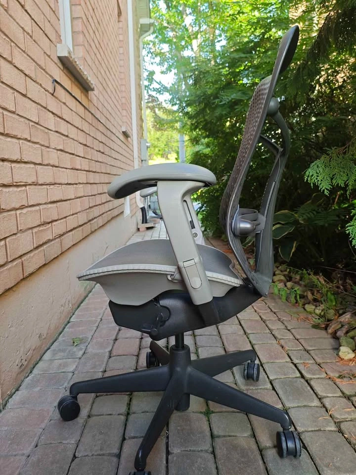 Herman Miller Mirra 1 Chair - photo 4