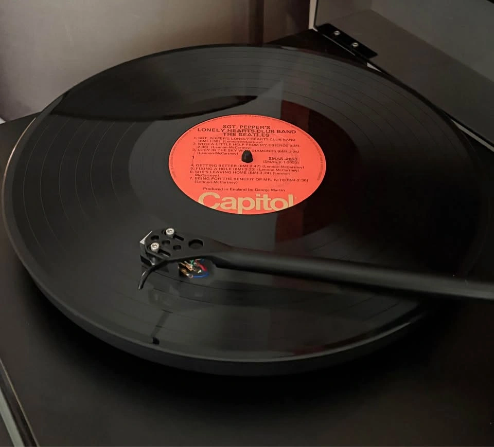 Iconic vinyl record: The Beatles – Sgt. Pepper's Lonely Hearts C - photo 3