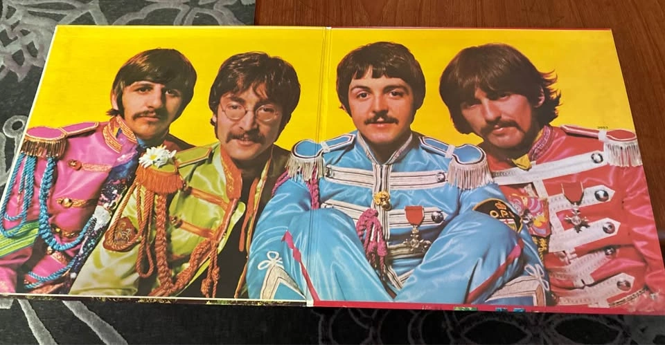 Iconic vinyl record: The Beatles – Sgt. Pepper's Lonely Hearts C - photo 4