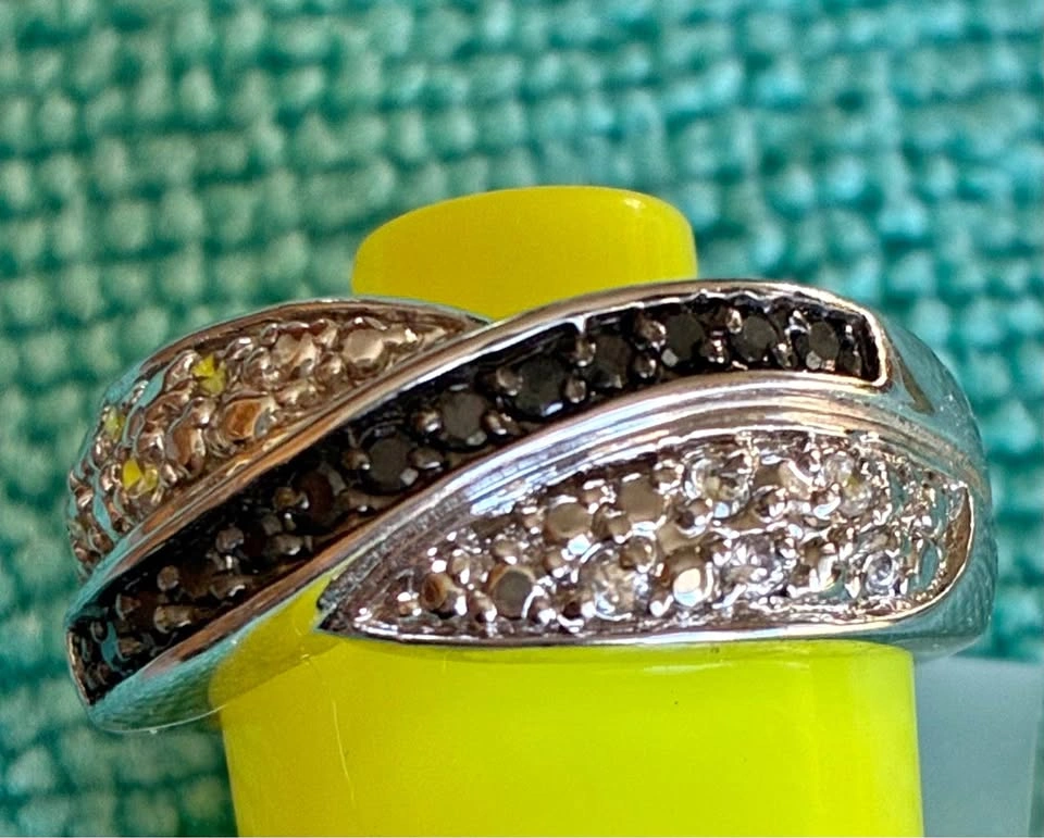 Elegant Black & White Crossover Band Ring - Size 8