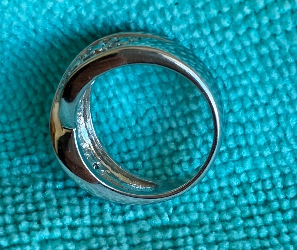 Elegant Black & White Crossover Band Ring - Size 8 - photo 2