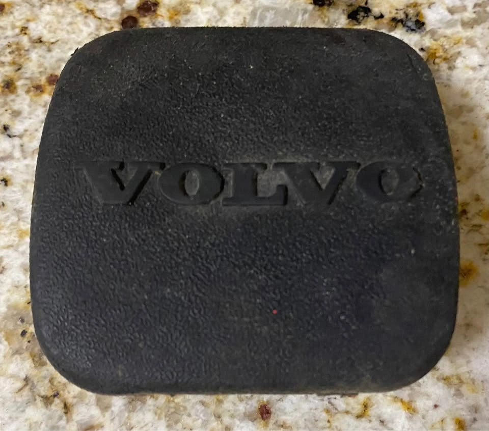 Volvo Tailgate Cap | Porch Pickup in South Surrey - photo 2