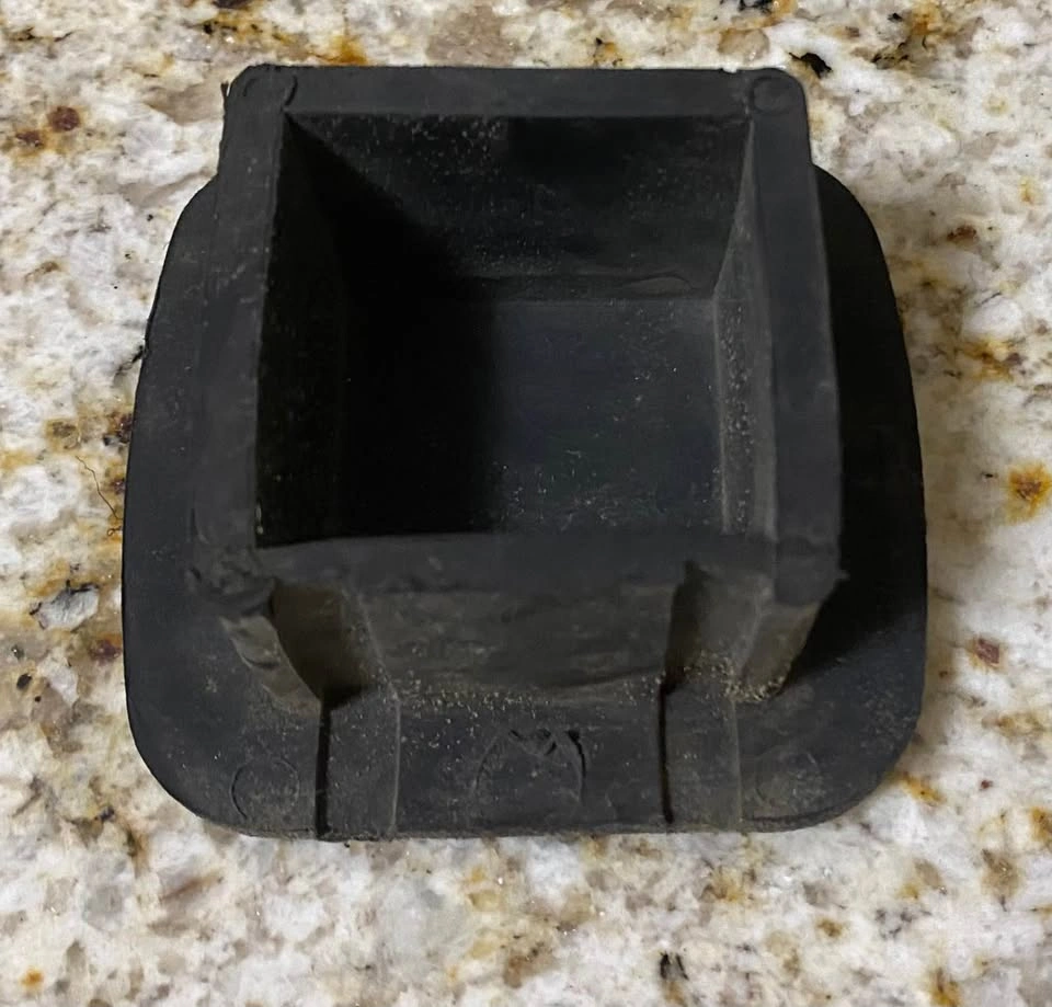 Volvo Tailgate Cap | Porch Pickup in South Surrey - photo 4