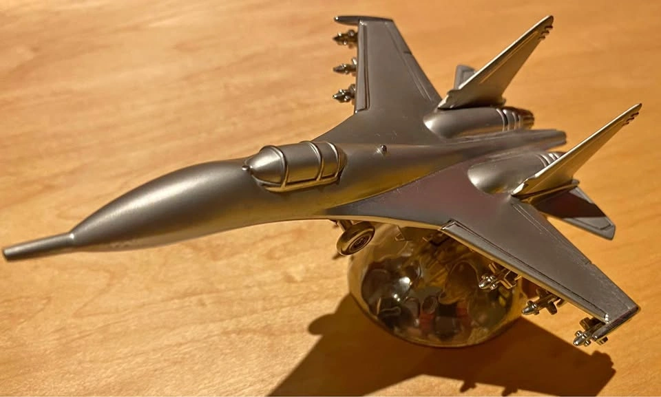 Fighter Jet Desk Sculpture | Porch Pickup in South Surrey