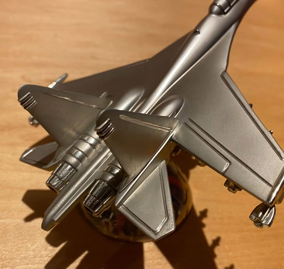 Fighter Jet Desk Sculpture | Porch Pickup in South Surrey - photo 4