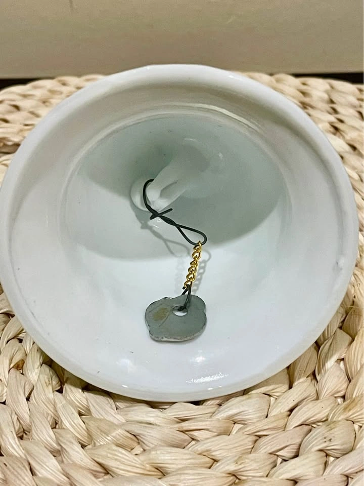 Vintage Colonial White Milk Glass FENTON Ornate Bell - photo 3