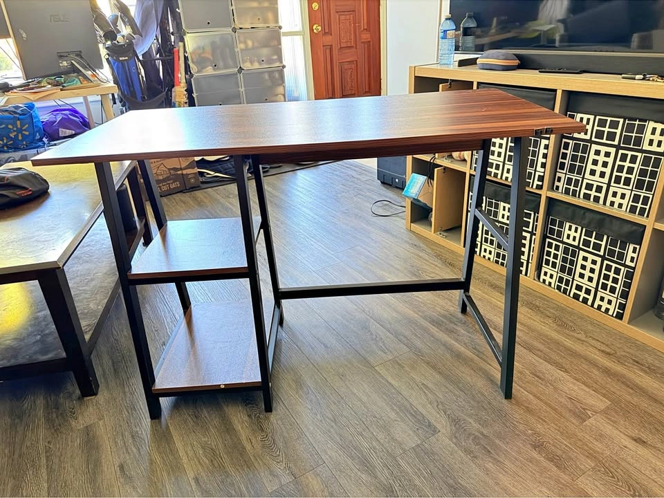 Desk table with compartments