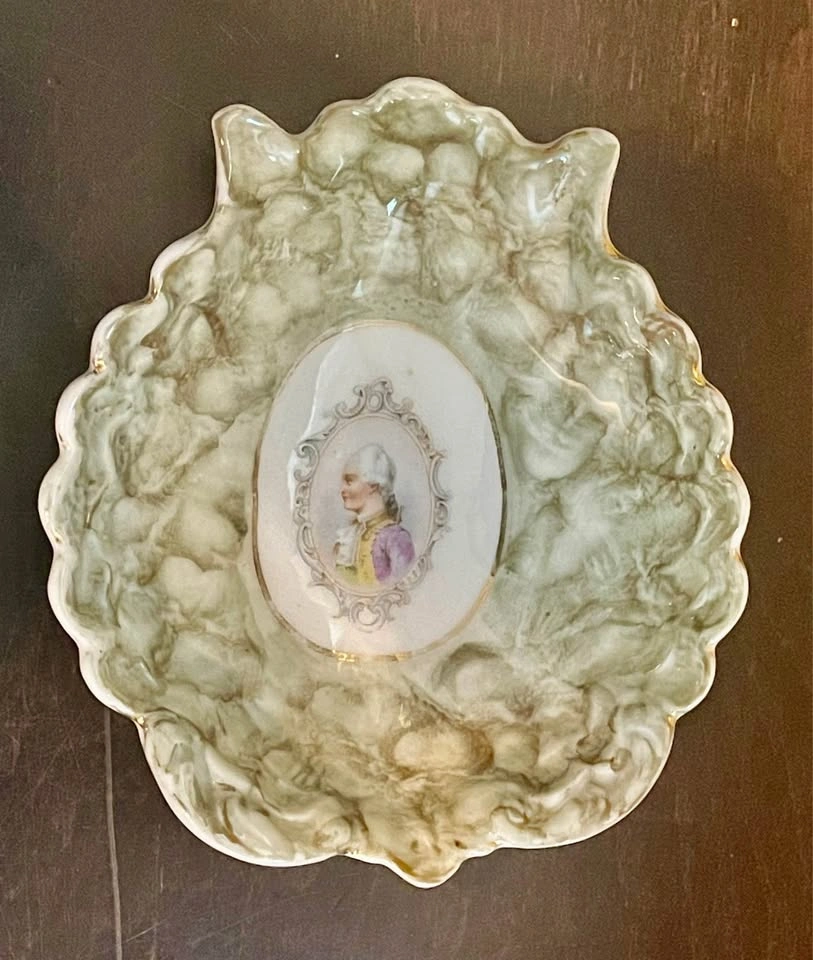 Rare Vintage Shell-Shaped Porcelain Portrait Dishes Set of 2 - photo 2