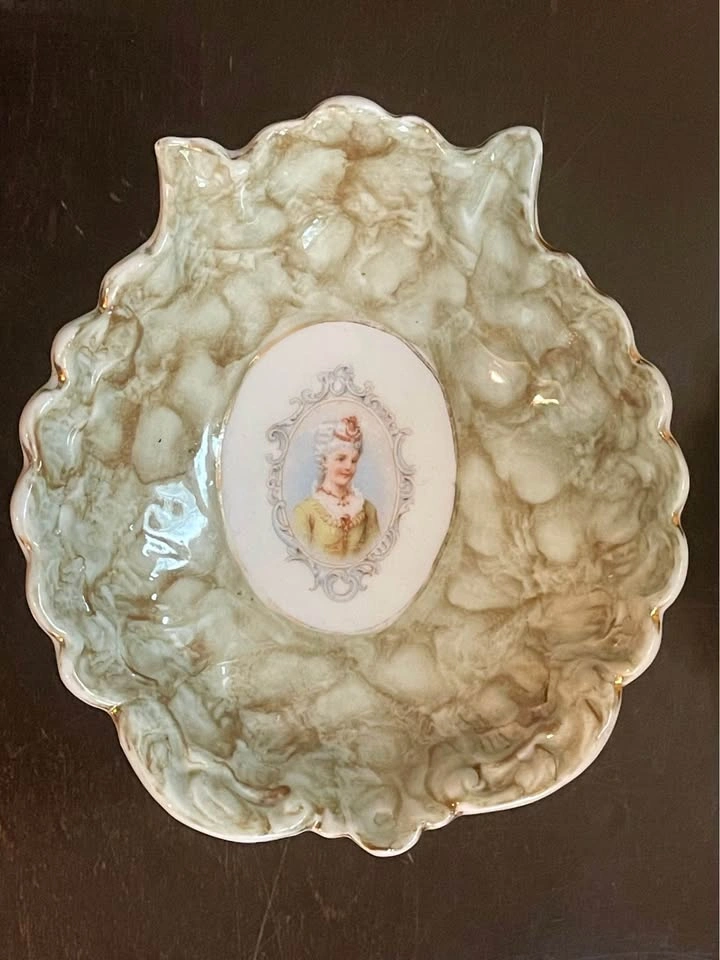 Rare Vintage Shell-Shaped Porcelain Portrait Dishes Set of 2 - photo 3