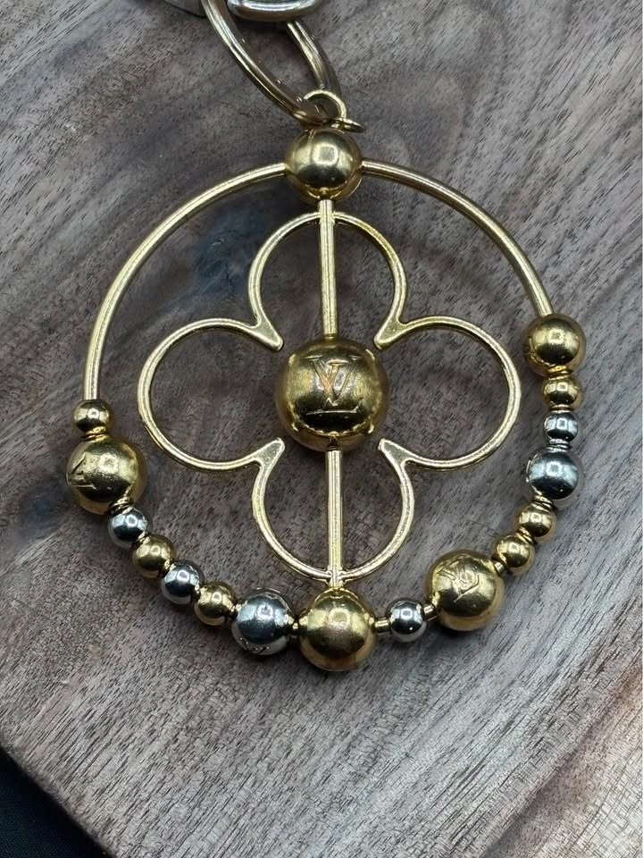 Louis Vuitton Golden Vandôme Monogram Flower Bag Charm - photo 2