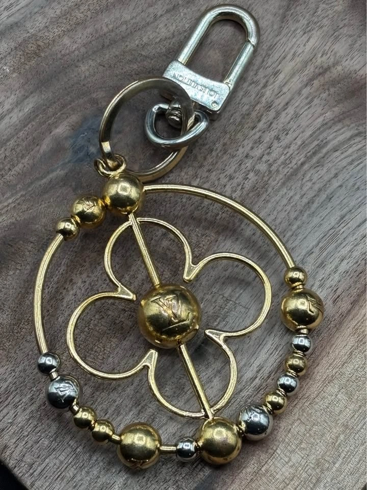 Louis Vuitton Golden Vandôme Monogram Flower Bag Charm - photo 4