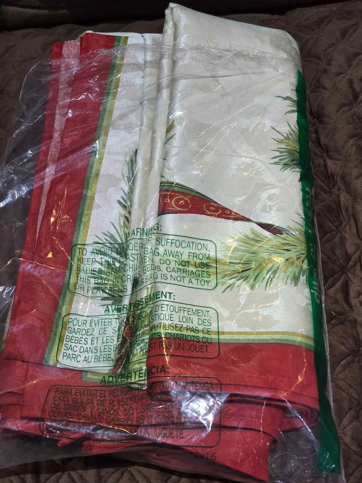 Benson Mills Christmas Ribbons Fabric Tablecloth 60x104 - photo 2