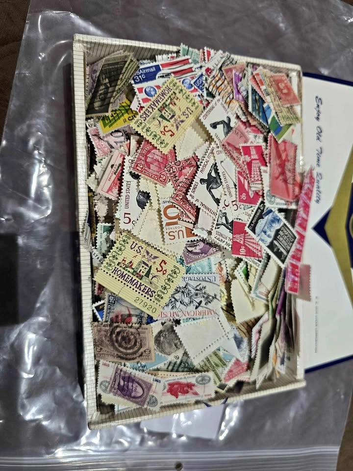 1000+ Vintage US Postage Stamp Collection