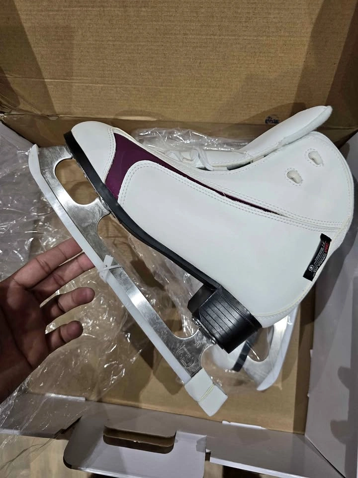 Winnwell SK2002 Soft Sided Figure Skates Size 7