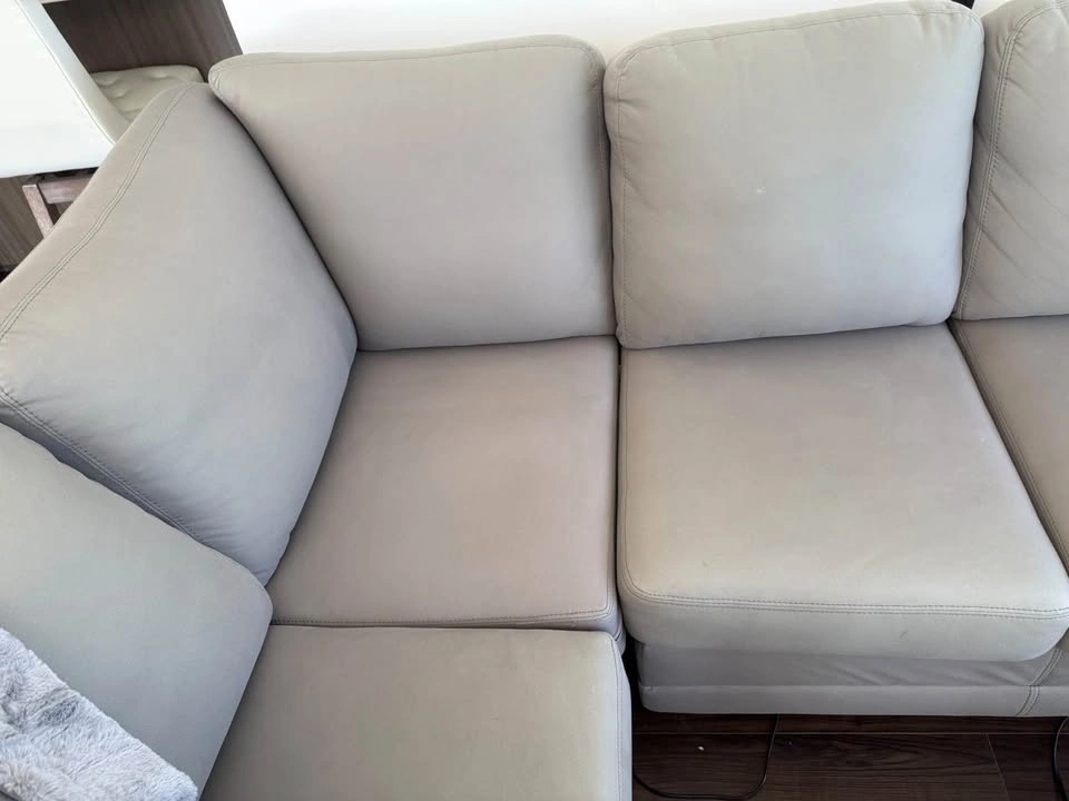 Canadian-Made Sectional Sofa with Chaise – Excellent Condition - photo 3