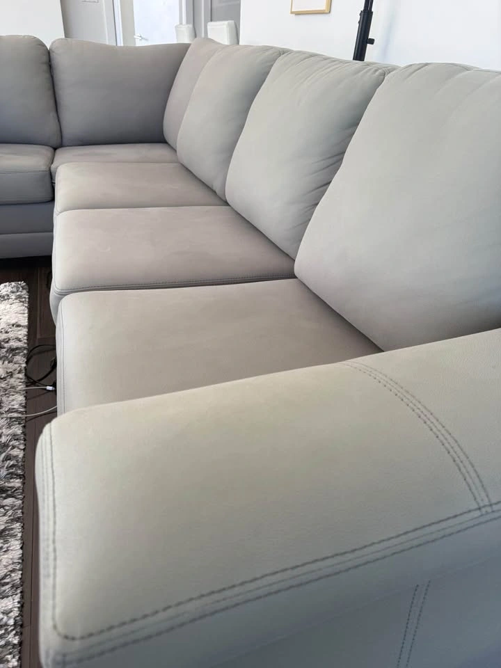 Canadian-Made Sectional Sofa with Chaise – Excellent Condition - photo 4
