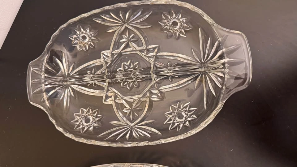 Elegant Set of 2 Cut-Glass Style Serving Dishes - photo 2