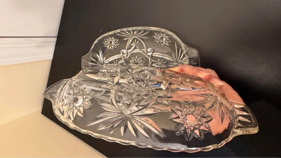 Elegant Set of 2 Cut-Glass Style Serving Dishes - photo 3