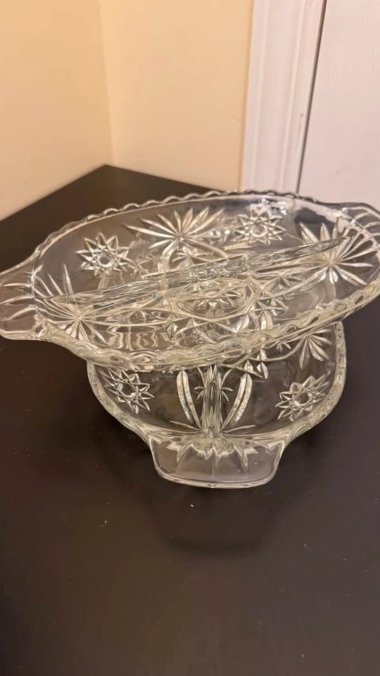 Elegant Set of 2 Cut-Glass Style Serving Dishes - photo 4