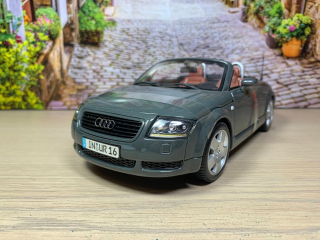 1:18 Audi TT Roadster Die cast model car with box