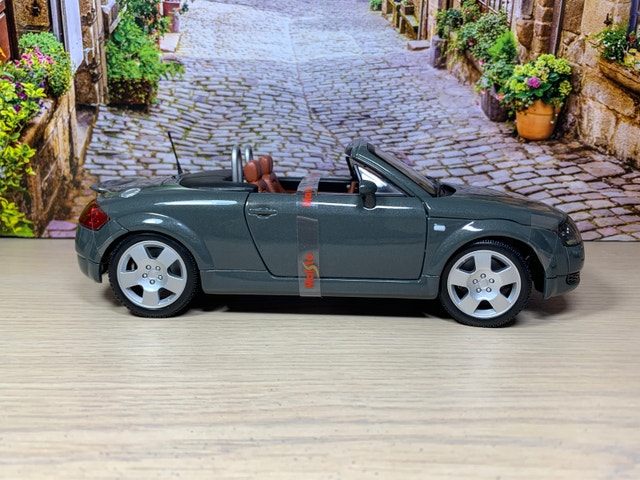 1:18 Audi TT Roadster Die cast model car with box - photo 3