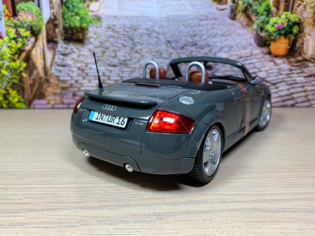 1:18 Audi TT Roadster Die cast model car with box - photo 4