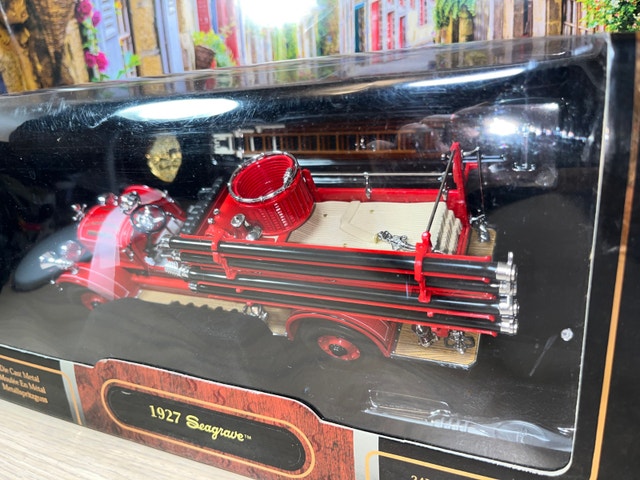 1:24 American Mint 1927 Seagrave Suburbanite NY FireTruck - photo 4
