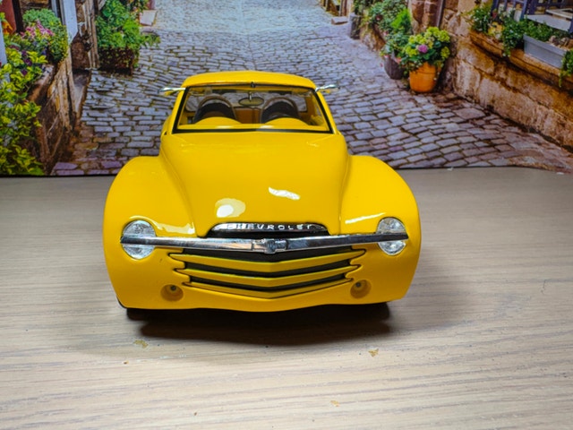 1:18 Brand New 2000 Chevrolet SSR Concept Diecast Model - photo 2