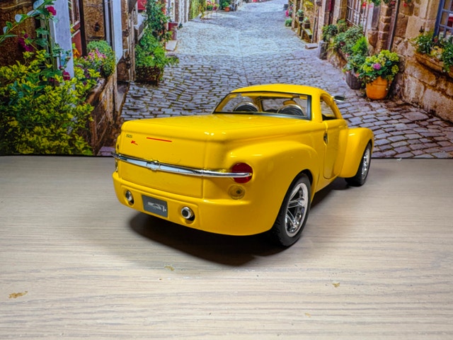 1:18 Brand New 2000 Chevrolet SSR Concept Diecast Model - photo 4